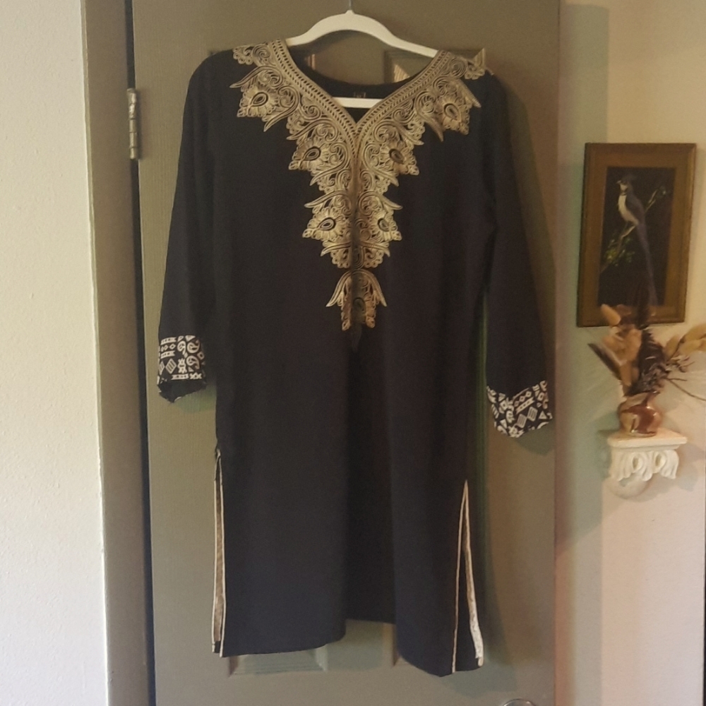 Embroidered black and light gold tunic with side slits.